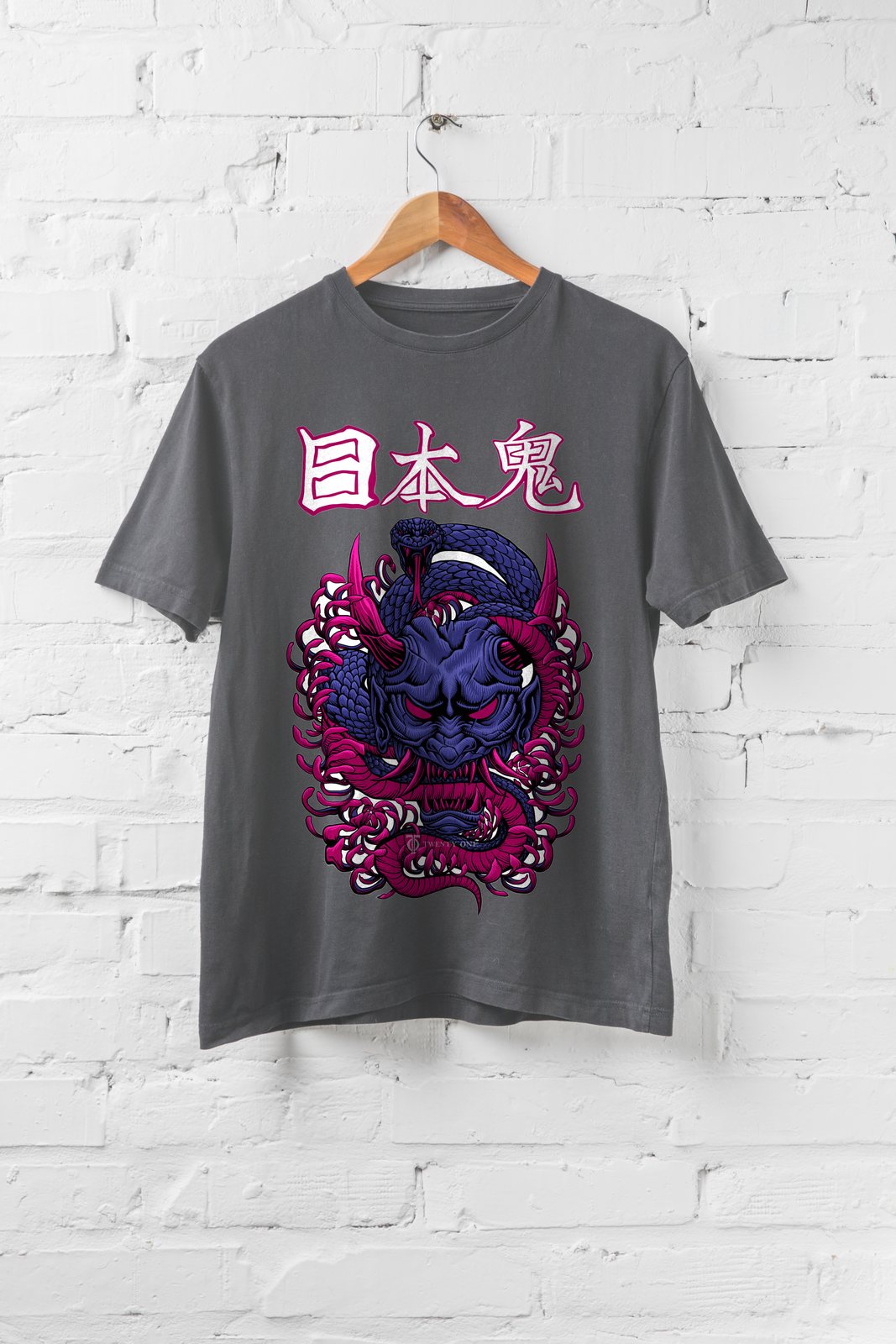 T-shirt grigio scuro con maschera oni viola e drago