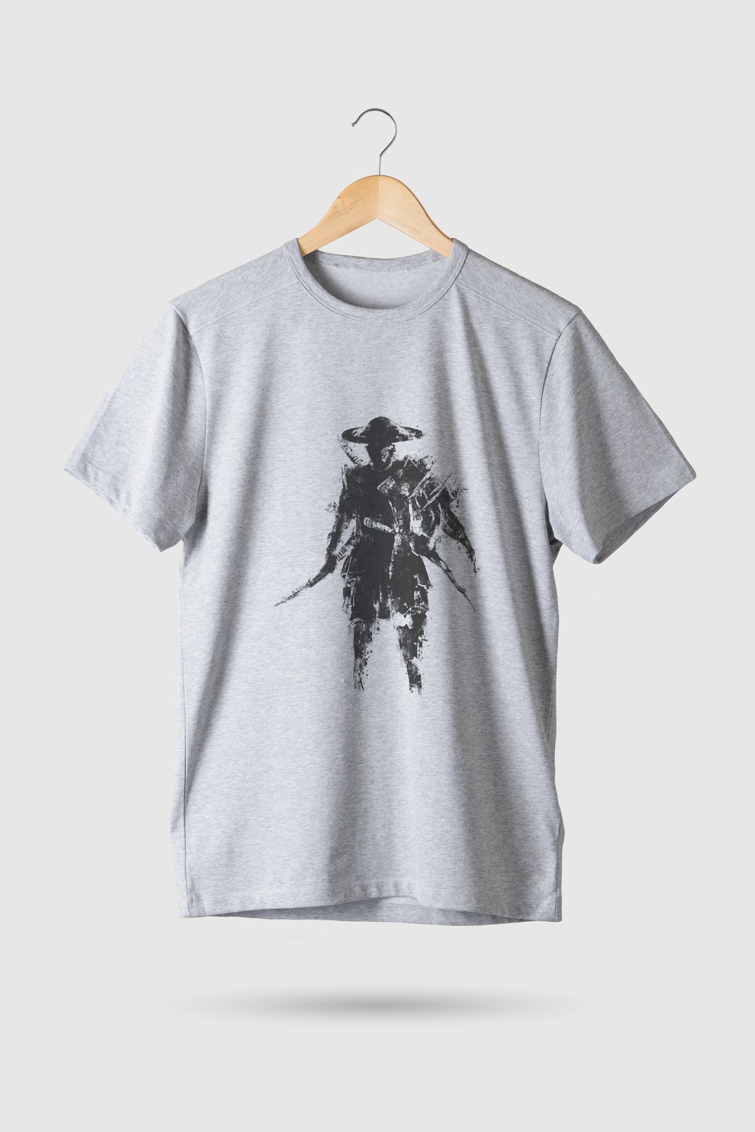 T-shirt grigia con ronin a inchiostro sumi su gruccia